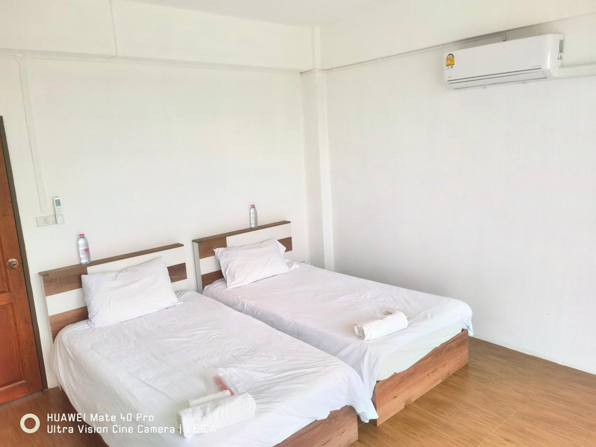 115 Townhouse Hotel Ban Khlong Krang Buitenkant foto