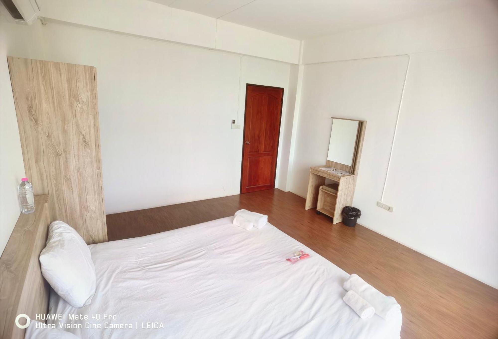 115 Townhouse Hotel Ban Khlong Krang Buitenkant foto